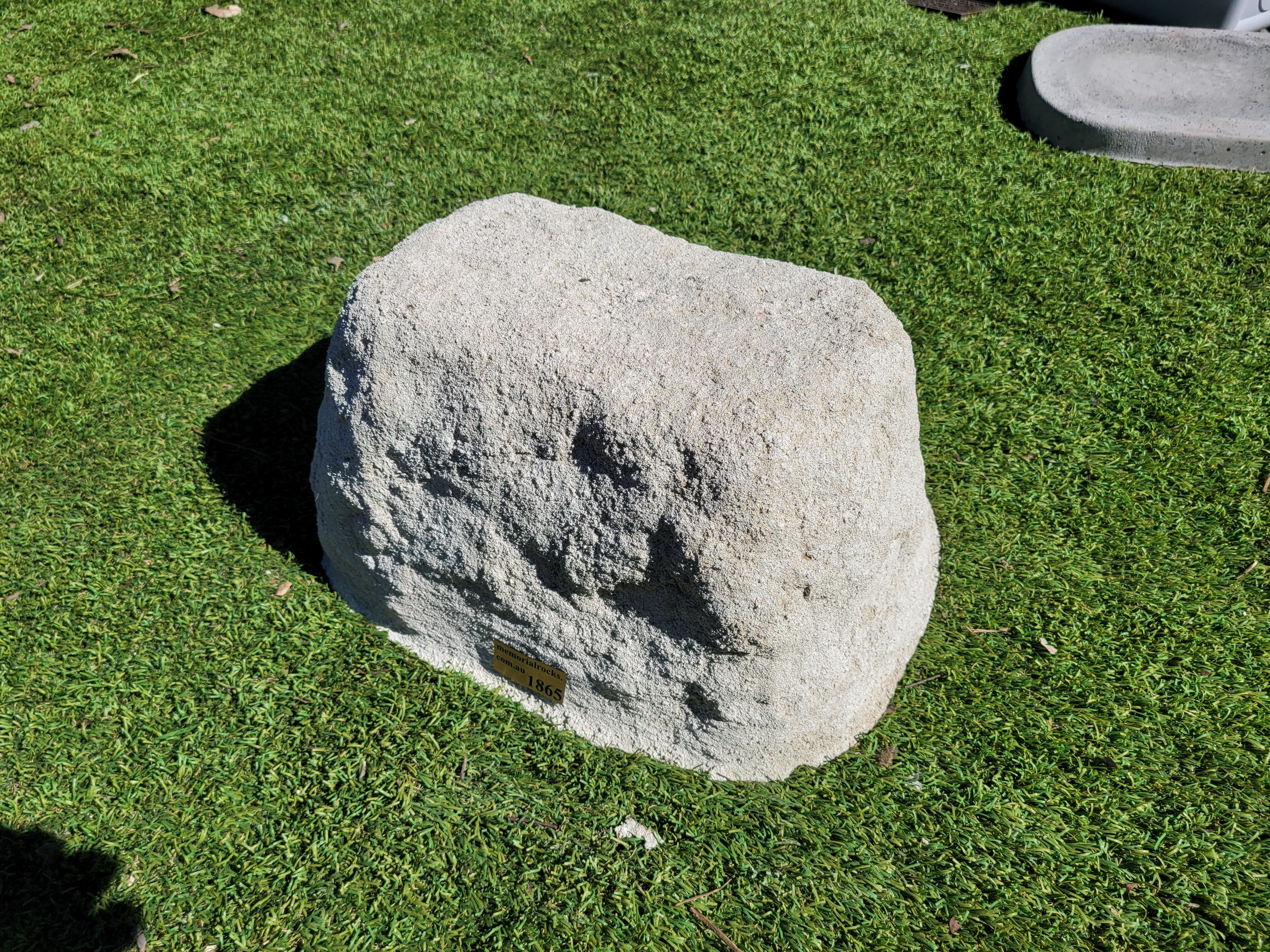Memorial Rock Urn 1865 Medium White