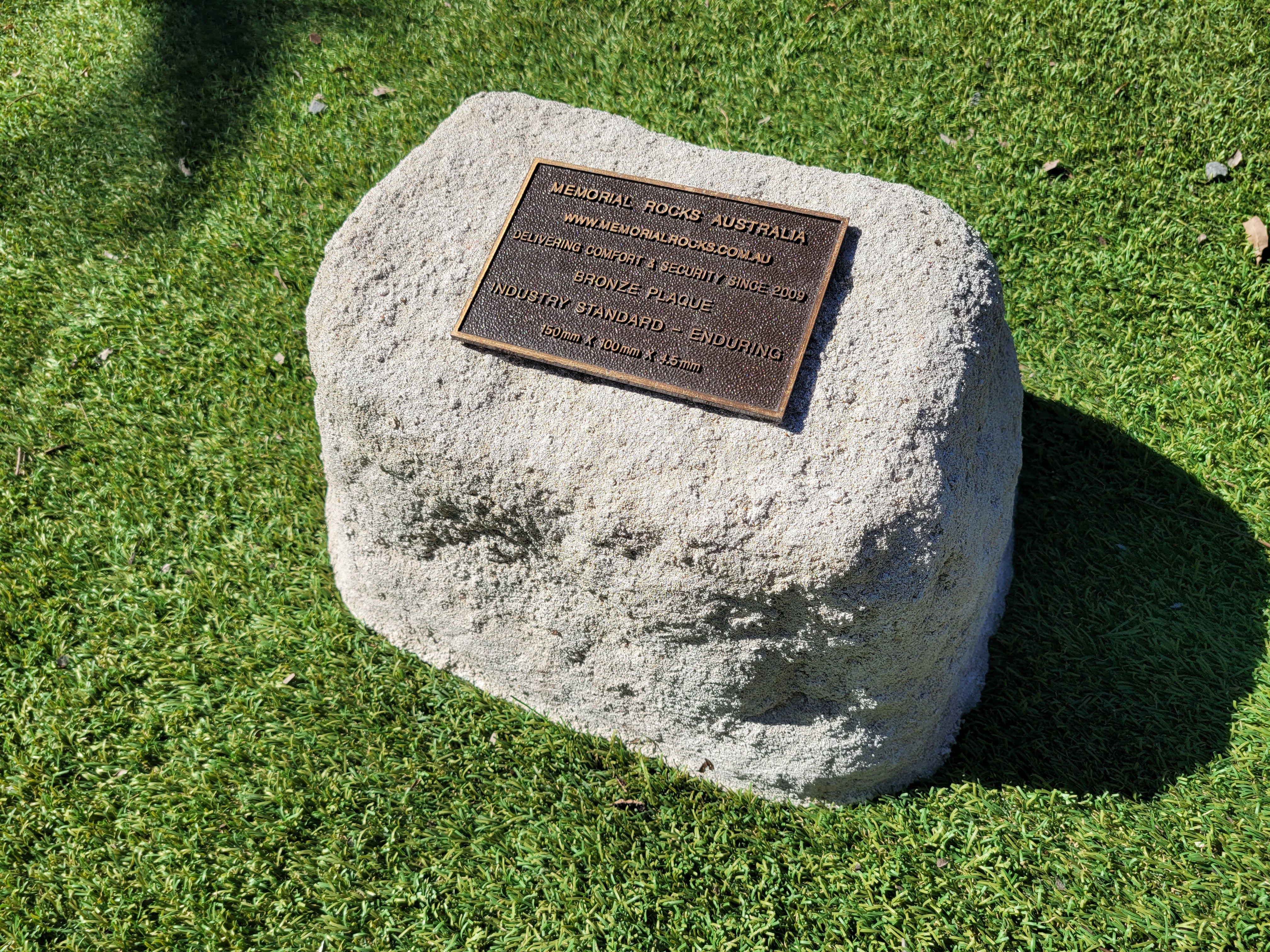 Memorial Rock Urn 1865 Medium White