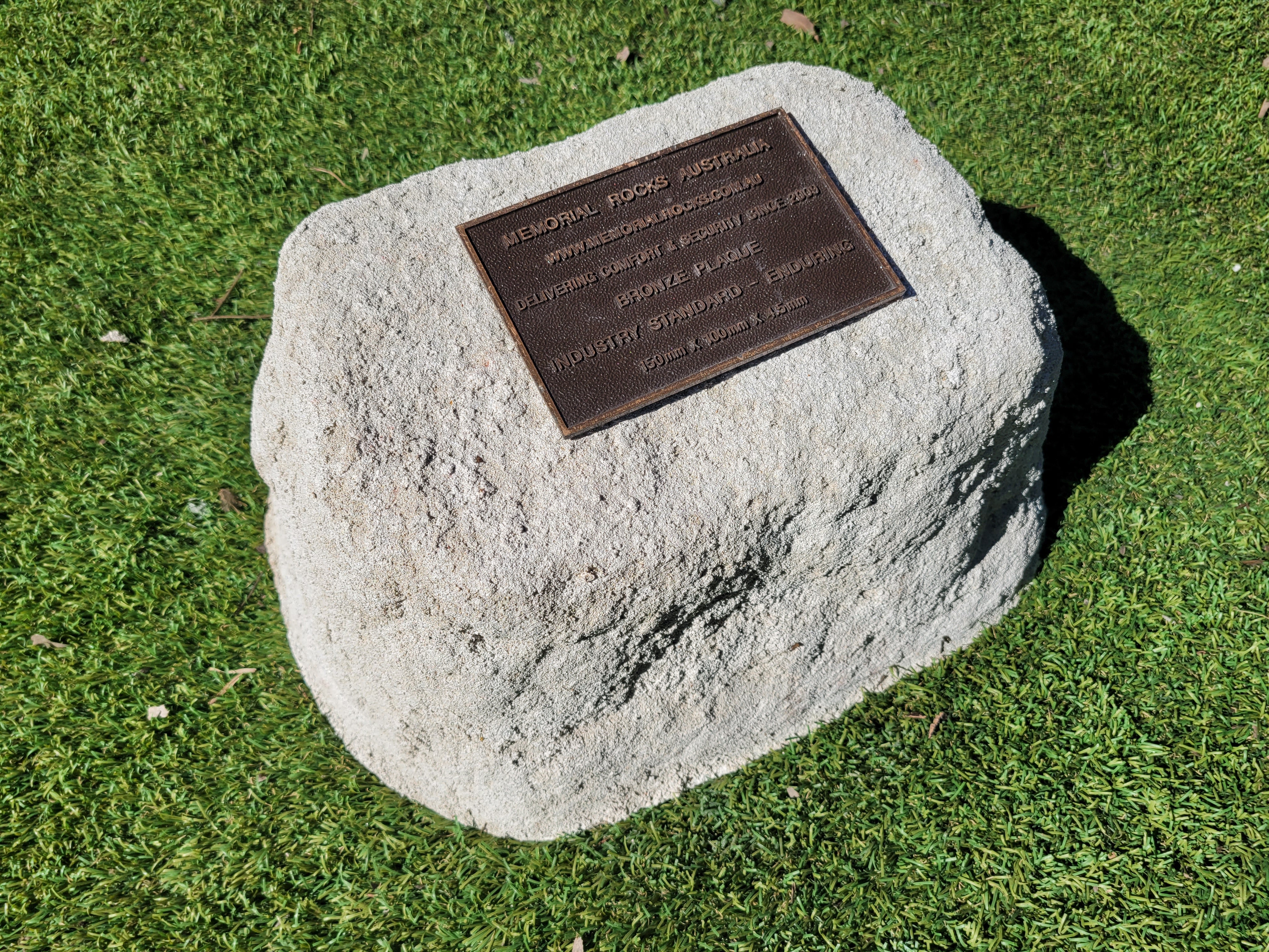 Memorial Rock Urn 1865 Medium White