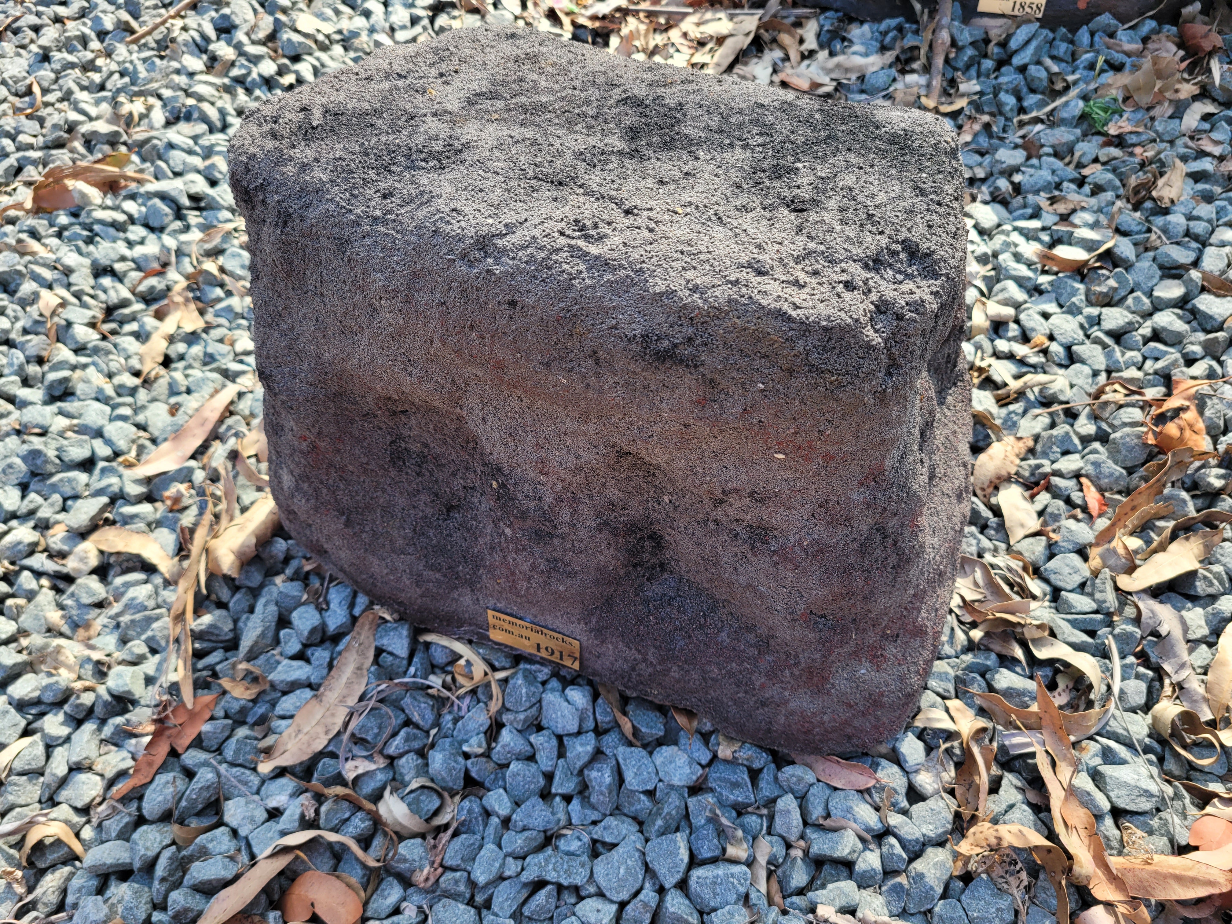 Memorial Rock Urn 1917 Medium Black / Charcoal